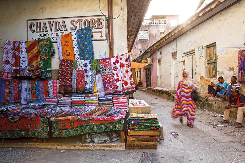 Старейшая и крупнейшая на Занзибаре фирма по продаже канг – Chavda Textiles. Она занимается и оптовой торговлей. Возможно, ее товар есть и в этой лавке, прямо у ее дверей
