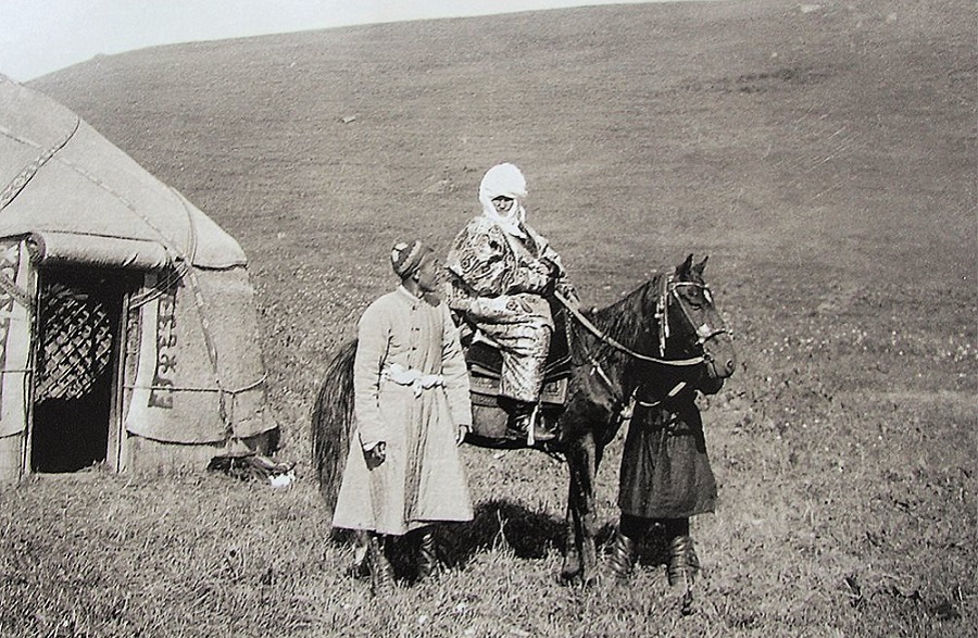 Один из немногочисленных фотоснимков Курманжан датки, сделанный финским полковником Карлом Густавом Маннергеймом в 1906 году, когда ей было около 95 лет