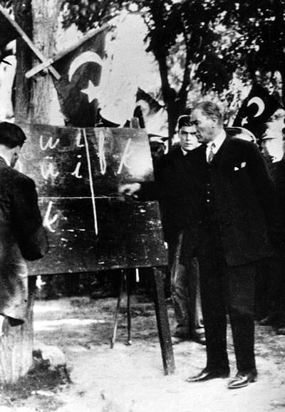 Ататюрк представляет новый латинский алфавит, 1928 год