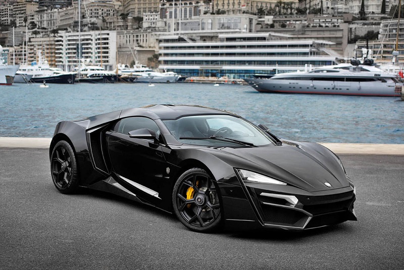 Достаточно сказать, что Lykan Hypersport имеет 3,7 литровый двигатель мощностью 780 лошадиных сил. Авто развивает максимальную скорость 395 км в час, что вполне сравнимо с показателями ведущих производителей спортивных автомобилей Ferrari и Lamborghini.