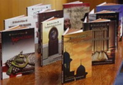 Несколько томов детской серии написаны сотрудниками Института изучения внешней политики Барри Рубиным (История ислама), покойным Майклом Раду (Ислам в Европе), Анной Мелман (Ислам, закон и права человека), Джоном Калвертом (Противоречия внутри ислама) и Аланом Люксенбергом (Радикальный ислам). Теперь исламофобию в Америке насаждают через учебники?