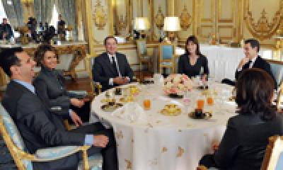 В декабре 2010 года среди золотых канделябров Елисейского дворца первая леди Франции Карла Бруни завтракала вместе с супругой сирийского президента Асмой аль-Асад. В декабре 2010 года среди золотых канделябров Елисейского дворца первая леди Франции Карла Бруни завтракала вместе с супругой сирийского президента Асмой аль-Асад.