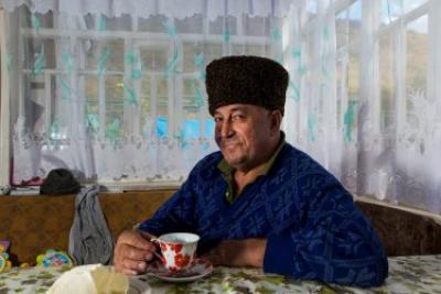 В середине XIX века черкесский народ был безжалостно выдворен царскими войсками с черноморского побережья Западного Кавказа. В середине XIX века черкесский народ был безжалостно выдворен царскими войсками с черноморского побережья Западного Кавказа.