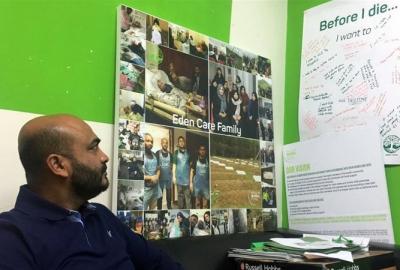 Роль Абу Мумина заключается в товарищеской поддержке смертельно больных одиноких людей Роль Абу Мумина заключается в товарищеской поддержке смертельно больных одиноких людей