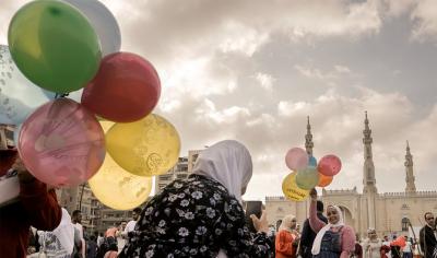 Выражая радость дарам Творца, мы выражаем нашу Ему благодарность, и таким образом мы демонстрируем, что крайне зависим от Бога и полностью беспомощны без Его наставления и милосердия. Мусульмане, праздники и развлечения