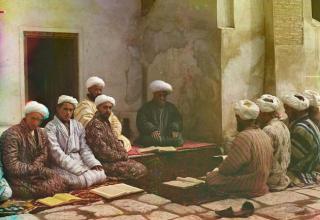 Учащиеся на ступенях медресе в Самарканде (современный Узбекистан)