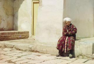 Мальчик во дворе мечети Тилля-Кари в Самарканде (современный Узбекистан)