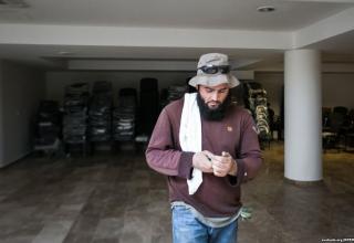 Верующий из Таджикистана помогает готовить мечеть к открытию