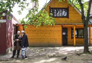 Рядом с новой мечетью — старые здания, где сейчас молятся мусульмане. Все желающие в маленьких комнатках не помещаются