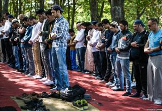 Мужчины молятся даже на улице, причем в любую погоду - и в снег, и в дождь