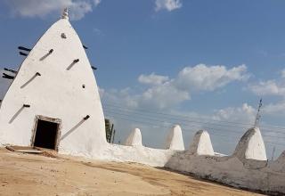 В этой небольшой комнате над михрабом основатель мечети проводил время за чтением Корана, молитвами и размышлениями