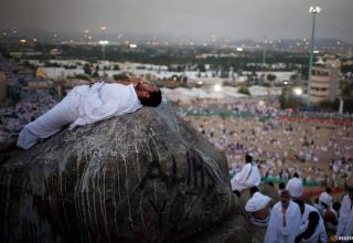 Паломник отдыхает на горе Арафат