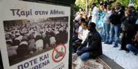 Найти подрядчика удалось с пятой попытки, так как строительные фирмы опасались протестов со стороны ультраправых сил. С пятой попытки в Афинах удалось найти подрядчика для строительства первой мечети