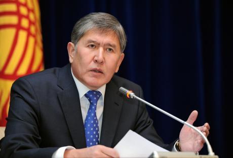 Президент Киргизии Алмазбек Атамбаев Президент Киргизии против платков на головах школьниц