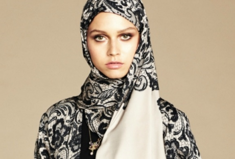 Dolce & Gabbana стал одним из первых крупных западных брендов, решивших завоевать долю рынка исламской моды Коллекции исламской одежды от известных дизайнеров возмутили Пьера Берже