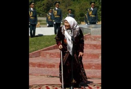 Токтогон Алтыбасарова при жизни стала женщиной-легендой В Киргизии умерла женщина, ставшая мамой для 150 детей блокады