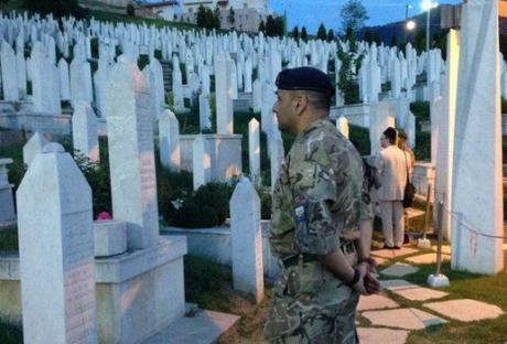 Британские военные и активисты посетили мемориал жертвам геноцида в Сребренице в деревне Поточары Британские мусульмане посетили могилы жертв геноцида в Сребренице