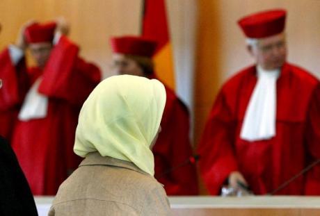 После 2003 года в ряде земель Германии учителям было запрещено носить мусульманский платок Германия разрешила учителям-мусульманкам носить хиджаб