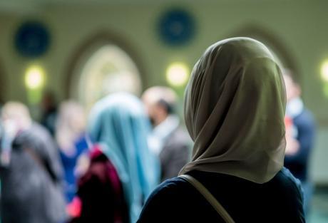 Активисток тревожит возможное замалчивание мнения самих мусульманок Британские мусульманки осудили расследование властей по шариатским судам