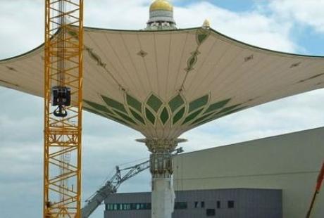 Высота каждого зонта составляет 30 метров Высота каждого зонта составляет 30 метров