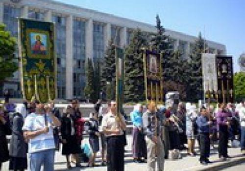 При просмотре сводок новостей может создаться впечатление, будто все 95-98% православных христиан Молдовы категорически против дать возможность своим землякам мусульманского вероисповедания соблюдать предписания своей религии.