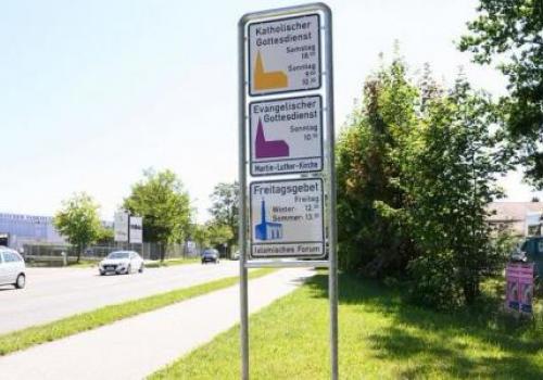 В Германии впервые установили дорожный знак с расписанием пятничной молитвы в мечети