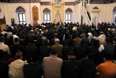 В Токио праздничный намаз Ид аль-Фитр провели пять раз из-за наплыва верующих